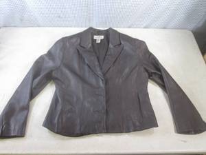 lot 147 image: (CS) Croft & Barrow Lambskin Leathe...