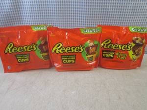 lot 191 image: (B-1) 3 Share Pack Bags of Reeses M...