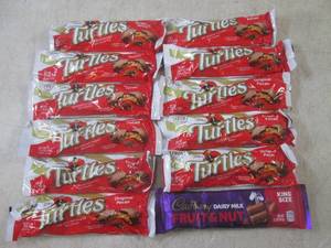 lot 225 image: (B-1) 12 Candy Bars Past Date...