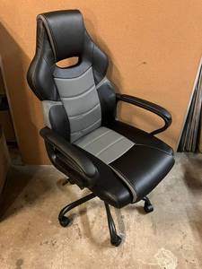 lot 2 image: Emerge Gaming Chair