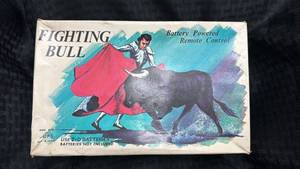 lot 28 image: Vintage Battery Powered Remote Control Fighting Bull Toy