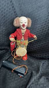 lot 56 image: Vintage Battery-Operated Toy Clown Drummer