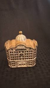 lot 108 image: Vintage Cast Iron Bank Building Coin Bank
