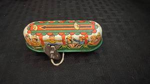 lot 111 image: Pair of Vintage Tin Litho Wind-Up Toys with Key