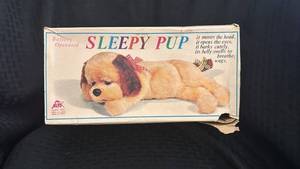 lot 130 image: Vintage Battery-Operated Sleepy Pup Plush Toy