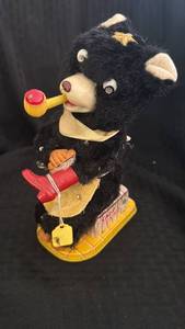 lot 132 image: Vintage Mechanical Wind-up Toy Bear with Pipe