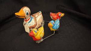 lot 137 image: Vintage Tin Wind-Up Duck Family with Mechanical Movement