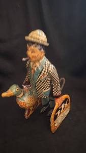 lot 158 image: Vintage Tin Toy - Wind-Up Duck Vendor Figure