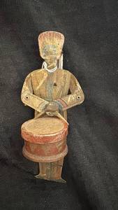 lot 189 image: Vintage Tin Wind-Up Drummer Toy with Paint Wear