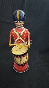 lot 218 image: Vintage Chein Tin Wind-Up Drummer Toy with Wear