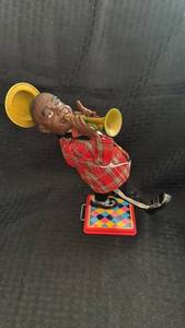 lot 219 image: Vintage Wind-Up Toy Jazz Musician Trumpet Player Collectible