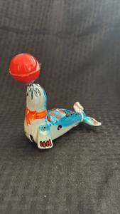 lot 231 image: Vintage Tin Toy Seal with Ball