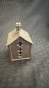 lot 232 image: Vintage Cast Iron Bank in the Shape of a House