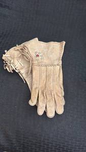 lot 262 image: Vintage Roy Rogers and Trigger Leather Gloves