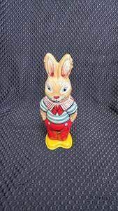 lot 313 image: Vintage Wind-Up Tin Toy Rabbit with Clockwork Mechanism