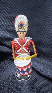 lot 358 image: Vintage Wind-Up Tin Toy Soldier Drummer with Key