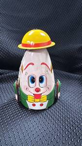 lot 368 image: Vintage Wind-Up Clown Toy with Yellow Hat