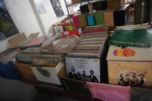 lot 44 image: 9 Boxes Vintage Music LPs From Various Artists
