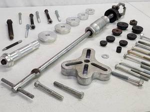 lot 172 image: Pulley Puller Tools