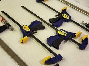 lot 325 image: (3) Quik Grip Clamps & (2) woodworking Clamps
