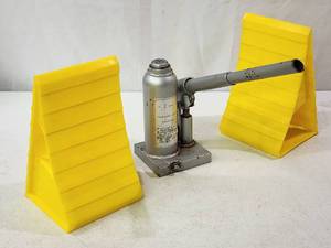 lot 312 image: 2 Ton Trailer Jack with Chocks