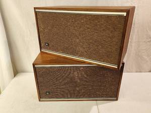 lot 57 image: Vintage JBL Stereo Speakers