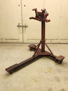lot 392 image: Red Rolling Engine Stand