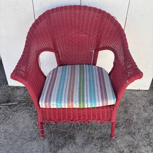 lot 5 image: Red Wicker Lounge Chair Padded Cushion