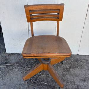 lot 7 image: Vintage Wooden Swivel Office Stool