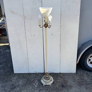 lot 20 image: Vintage Lamp