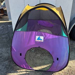 lot 21 image: Play Tent Fold-Up - Kids or Pets