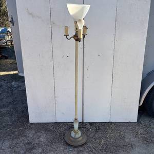 lot 22 image: Vintage Lamp