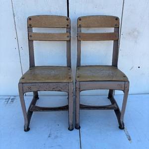 lot 28 image: 2 Childs Chairs