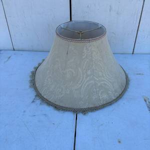 lot 31 image: Lamp Shade