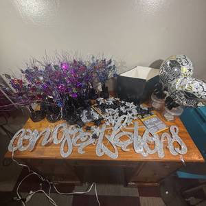 lot 98 image: Lot of graduation party decorations