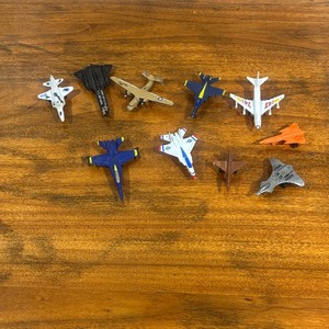 lot 103 image: Lot of little toy airplanes