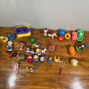 lot 107 image: Misc. Lot of little people and figures