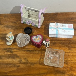 lot 114 image: Lot of small trinket boxes