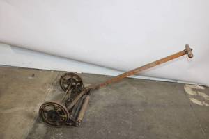 lot 10 image: Vintage Hercules Ball Bearing Manual Lawn Mower