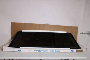 lot 17 image: Tri-Vent Sliding Rear Window for 99 GM SilveradoSierra Pickup