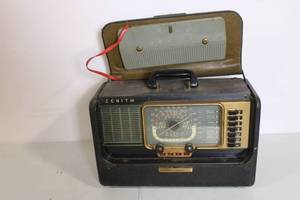 lot 19 image: Vintage Zenith Trans-Oceanic Portable Radio