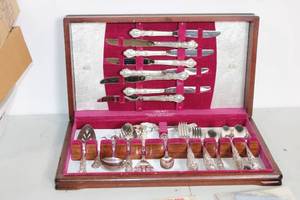 lot 24 image: 1847 Rogers Bros Silverplate Flatware Set with Wooden Case