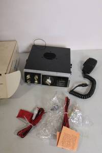 lot 30 image: Vintage Hy-Gain V Mobile CB Radio with Microphone and Cables