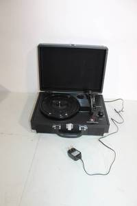 lot 37 image: Innovative Technology Portable Suitcase Turntable with Charger