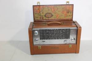 lot 39 image: Vintage RCA Victor Portable Radio with World Map Detailing