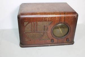 lot 40 image: Antique Coronado Tube Radio with Wooden Cabinet
