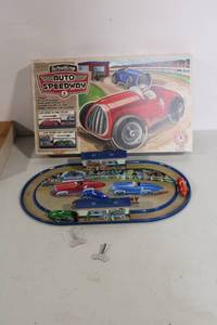 lot 41 image: Schylling Auto Speedway Wind-Up Tin Racetrack Set