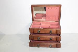 lot 42 image: Vintage Wooden Jewelry Box with Mirror and Drawers
