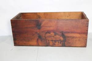 lot 43 image: Vintage Wooden Crate with Gargoyle Mobiloil Branding