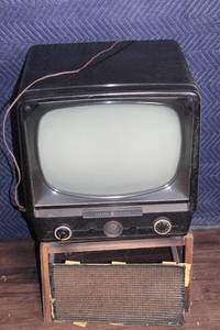 lot 70 image: Vintage General Electric TV and Lyric Radio Cabinet Set
